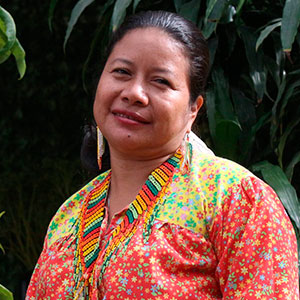 Lideresa y defensora del pueblo indígena del pueblo Zio Bain, ubicado en Colombia y Ecuador. Nació en Puerto Asís y vive en el Resguardo Indígena Siona Buenavista. Apoya los procesos educativos culturales de su comunidad. Hace parte del colectivo de Cuiracuas de su resguardo. Es seguidora espiritual y desde el 2022 acompaña al comité de mujeres defensoras del territorio de la Asociación de Mujeres Sabedoras de la Medicina Tradicional (Asomi) Chagra de la Vida.