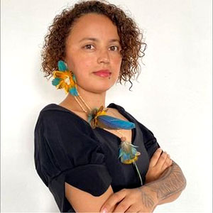 Periodista de investigación y editora intercultural. Magíster en Derechos Humanos y Cultura de Paz. Especialista Derecho Internacional Humanitario. Fotorreportera. Productora audiovisual y de narrativas transmedia. Fundadora y directora de Agenda Propia. Creadora de la metodología Periodismo Colaborativo Intercultural.  Es investigadora asociada de la Agencia de Investigación Ambiental (EIA siglas en inglés) en alianza con Agenda Propia. 