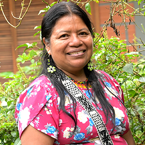 Sabedora y lideresa del pueblo indígena Kamëntša. Aprendiz de la medicina ancestral. Integra la comisión de territorio de la Asociación de Mujeres Sabedoras de la Medicina Tradicional (Asomi) Chagra de la Vida, es una organización de los pueblos indígenas: Inga, Siona, Cofán, Kamëntša y Korebaju, de los departamentos de Putumayo y Caquetá. Narradora de la serie periodística “Territorio del Iaku. Tejido de voces cuidadoras del agua en el Putumayo”.