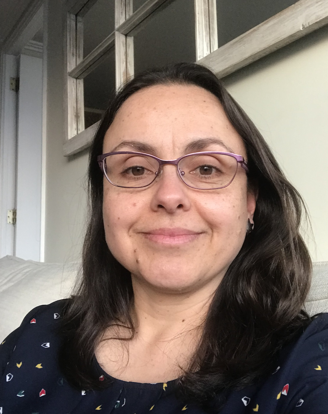 Editora intercultural de Agenda Propia. Periodista e investigadora social colombiana, doctora en Sociología por la Universidad de Edimburgo. Ha acompañado procesos de escritura y cocreación periodística junto a comunicadoras, narradoras y comunidades indígenas de América Latina. Entiende la edición como una conversación para reconocer los saberes de quien narra, cuidar el espíritu de las historias y construir puentes con diferentes audiencias.