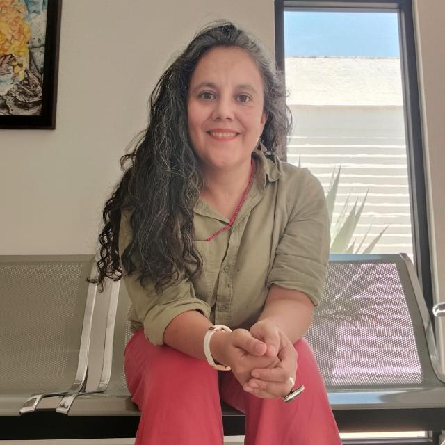Licenciada en Ciencias Ambientales y Maestra en Geografía Ambiental por la Universidad Nacional Autónoma de México (UNAM). Experiencia en investigación etnobotánica en huertos familiares de comunidades originarias, apicultura, saberes ambientales tradicionales y sistemas agroalimentarios; y en educación ambiental. Profesora en la licenciatura de Ciencias Ambientales ENES, UNAM, Morelia desde 2016.