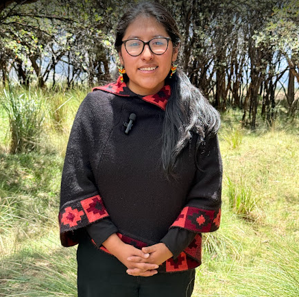 Ingeniera ambiental andina y activista climática originaria de Huaraz, en la región de Ancash, Perú. Coordinadora de proyectos en Qinti Perú, donde apoya la restauración de ecosistemas altoandinos mediante enfoques comunitarios, juveniles y de género, y une el conocimiento ancestral y el arte como herramientas para la transformación social. Cofundadora de Trenzando MinkAyni. En 2025, fue reconocida como Joven Campeona Forestal de la FAO y recibió el Premio Youth4Climate por el proyecto Manka Warmis. Subcoordinadora de la Red Juvenil de la Reserva de la Biosfera Huascarán, miembro del Mountain Youth Hub y defensora de la conservación del Parque Nacional Huascarán.