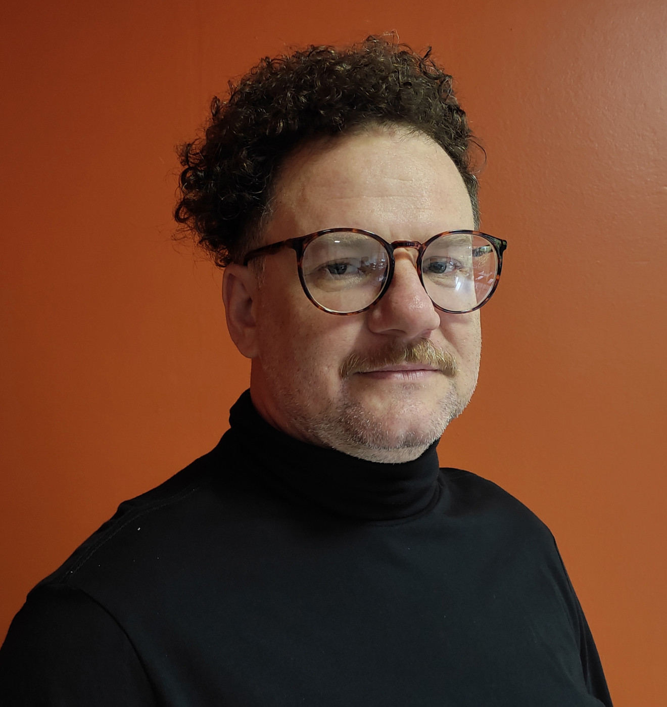 Graduado en Producción por la Escuela Internacional de Cine y Televisión de Cuba (EICTV). Fundador de Leão do Norte Produções Audiovisuais. Trabajó como productor ejecutivo de la Usina de Arte João Donato, en Acre (2007-2010), y como productor ejecutivo de la Oficina Regional Norte de la Línea de Producción de Contenidos Destinados a las Televisiones Públicas – BRDE / FSA / ANCINE, en Manaus/AM (2014-2017). Fue productor ejecutivo del telefilme Pés de Peixe, dirigido por Aldemar Matias y Larissa Ribeiro, director de producción del largometraje Noites Alienígenas, dirigido por Sérgio de Carvalho, y actualmente está a cargo de la dirección de producción del nuevo largometraje de Sérgio, A Estirada. Es uno de los coordinadores de Matapi – Mercado Audiovisual das Amazônias y de la plataforma Tela Amazônia. También forma parte de la Junta Directiva de CONNE – Conexão Audiovisual Centro-Oeste, Norte e Nordeste, y es miembro del Conselho Superior de Cinema do Brasil.
