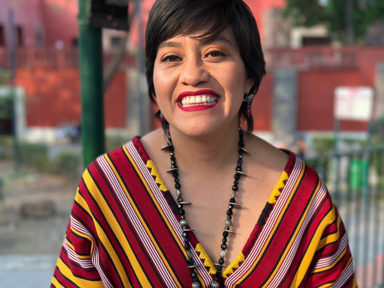 Mujer maya k'iche, artista, gestora cultural, cantante, periodista comunitaria,
arquitecta, curadora de arte comunitario, narradora indígena, directora de cine. Nació en Totonicapán, Guatemala. Pionera y creadora trabajo en arte y crisis climática desde el 2013 y activista cultural comunitaria desde los 11 años. Se convirtió en activista y periodista por la masacre del 4 de octubre de 2012 en la Cumbre de Alaska, una masacre que el ejército guatemalteco cometió contra los indígenas de Totonicapán, líderes del movimiento estudiantil. Coordinadora indígena de BILM y coordinadora de incidencia internacional en Festivales Solidarios.
