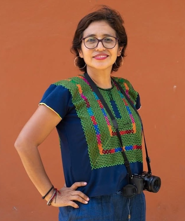 Fotoperiodista zapoteca y mamá. Originaria de Unión Hidalgo, Oaxaca, en el Istmo de Tehuantepec. Su trabajo como periodista surgió en el 2005, y sus investigaciones periodísticas que realiza se centran en el estado de Oaxaca, con un enfoque de Derechos humanos, mujeres, migración y pueblos indígenas. En el 2015 fundó junto con otros dos colegas la Agencia de Noticias “Istmo press”, de la cual es directora general.