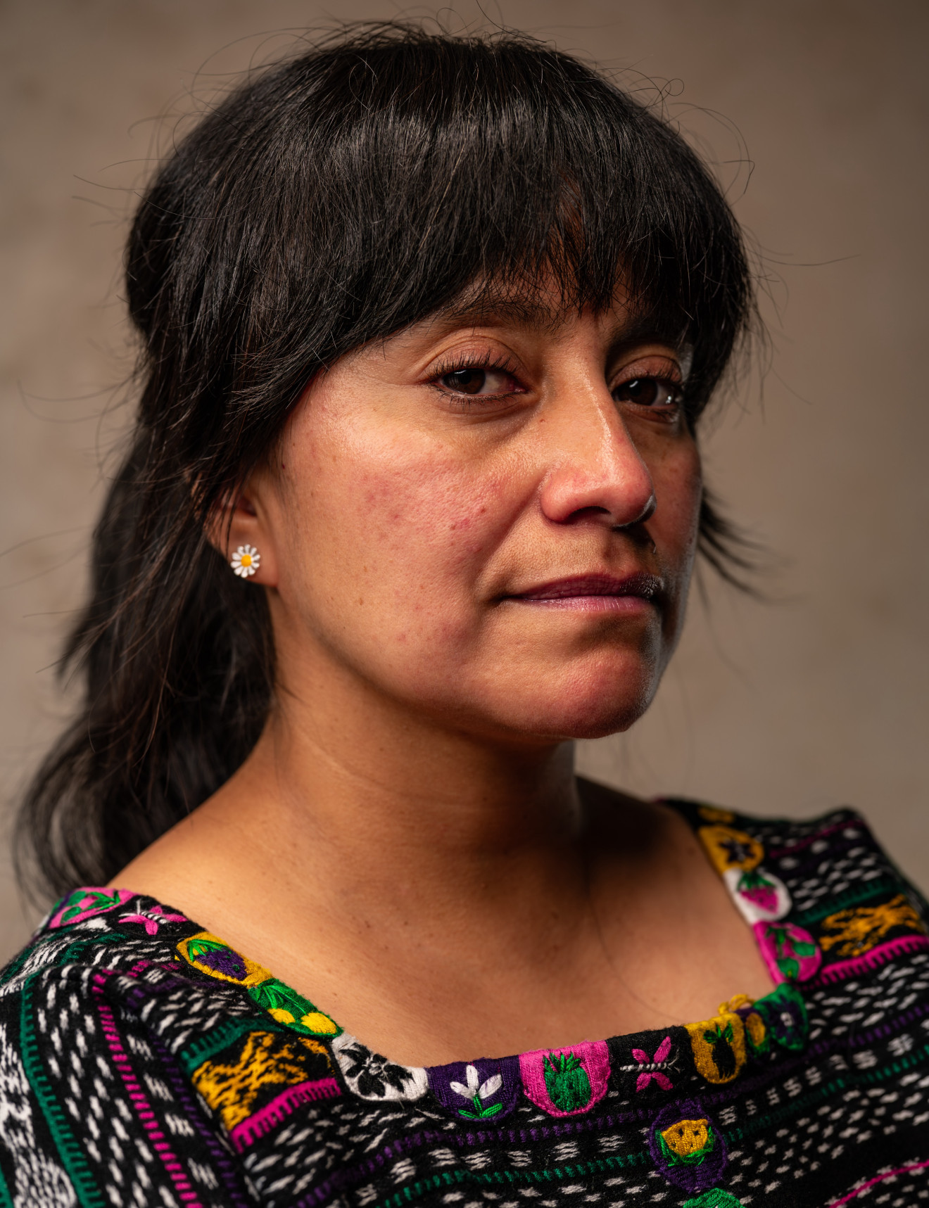 Nació en Totonicapán, en el corazón de las tierras altas k’iche’ de Guatemala. Es una ajq’ij, líder comunitaria, cineasta, comunicadora y hackear cultural. Su trabajo transforma el conocimiento ancestral en estrategia política y la narrativa en territorio. Desde hace más de veinte años ha estado desarrollando estrategias narrativas para proteger la tierra, el agua y el autogobierno de los pueblos indígenas. Es coordinadora de Hackeo Cultural y co-directora ejecutiva de Culture Hack Labs.