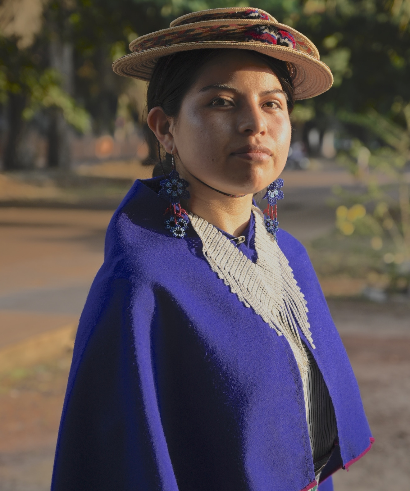Mujer indígena Misak del departamento del Cauca. Caminante de la medicina tradicional de su pueblo por línea paterna. Ha acompañado organizaciones regionales y nacionales en sus procesos espirituales. Fue autoridad del pueblo por el cabildo Misak de Bogotá y estudiante de Antropología de la Universidad del Rosario. Acompaña los procesos de Agenda Propia desde la espiritualidad y es consejera editorial.