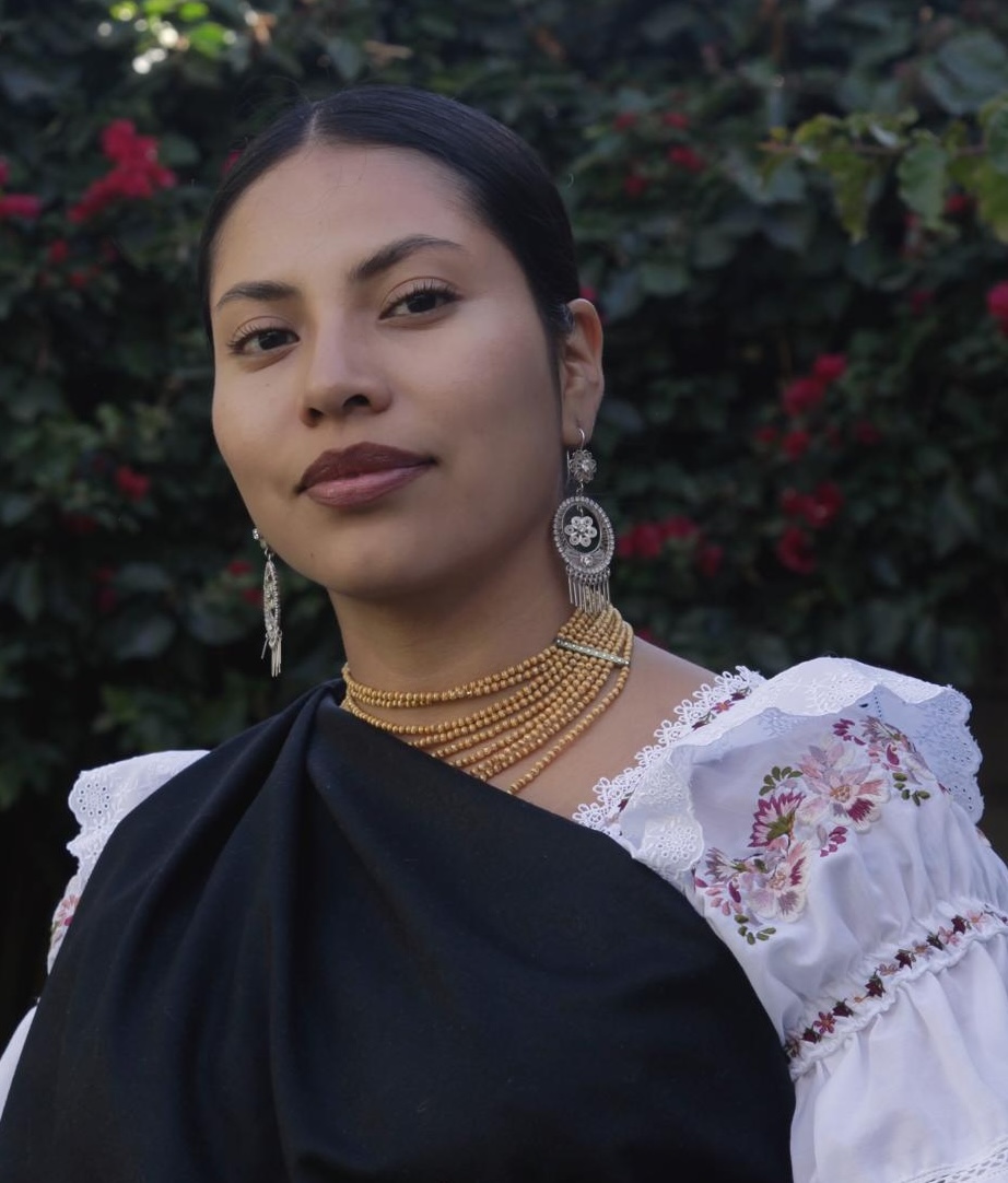 Realizadora y productora Kichwa-Zapoteca. Forma parte de los colectivos audiovisuales RUPAI y MULLU, desde donde impulsa el desarrollo, la producción y la circulación de narrativas de ficción y documental creadas por pueblos originarios. Su trabajo se centra en fortalecer la soberanía audiovisual de los pueblos, promoviendo la creación de narrativas propias y ampliando su circulación en diversos territorios, plataformas y espacios de exhibición, con el propósito de contribuir al fortalecimiento de la creatividad, la memoria y las formas de expresión de cada pueblo a través del cine.