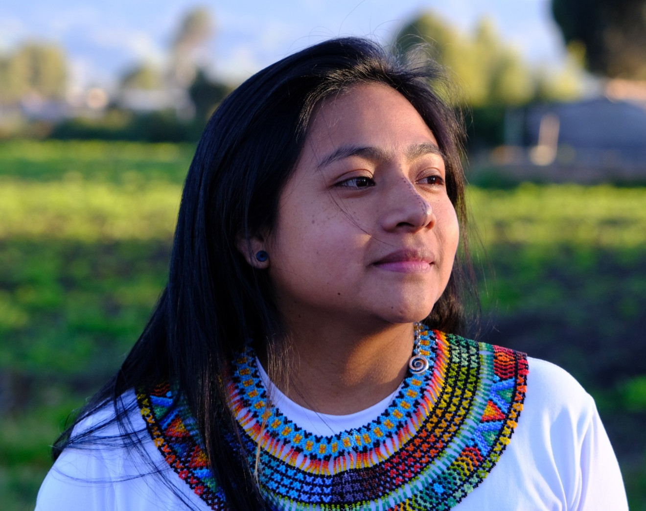 Mujer indígena GunaDule de la comunidad de Caimán Nuevo (Urabá Antioqueño), comunicadora audiovisual, con maestría en educación y gestora cultural de la productora SentARTE. Su trayectoria profesional se ha fortalecido por la creación cinematográfica y la preservación identitaria para cocrear obras audiovisuales con diversas poblaciones de Colombia y Abya Yala, visibilizando la riqueza ancestral, el rol de las mujeres indígenas y las diversidades de género. Actualmente enfoca su trabajo en promover la salud mental a través del arte, fortalecer el liderazgo comunitario frente a interferencias externas y ser un puente para que la juventud preserve el legado histórico de su pueblo.
