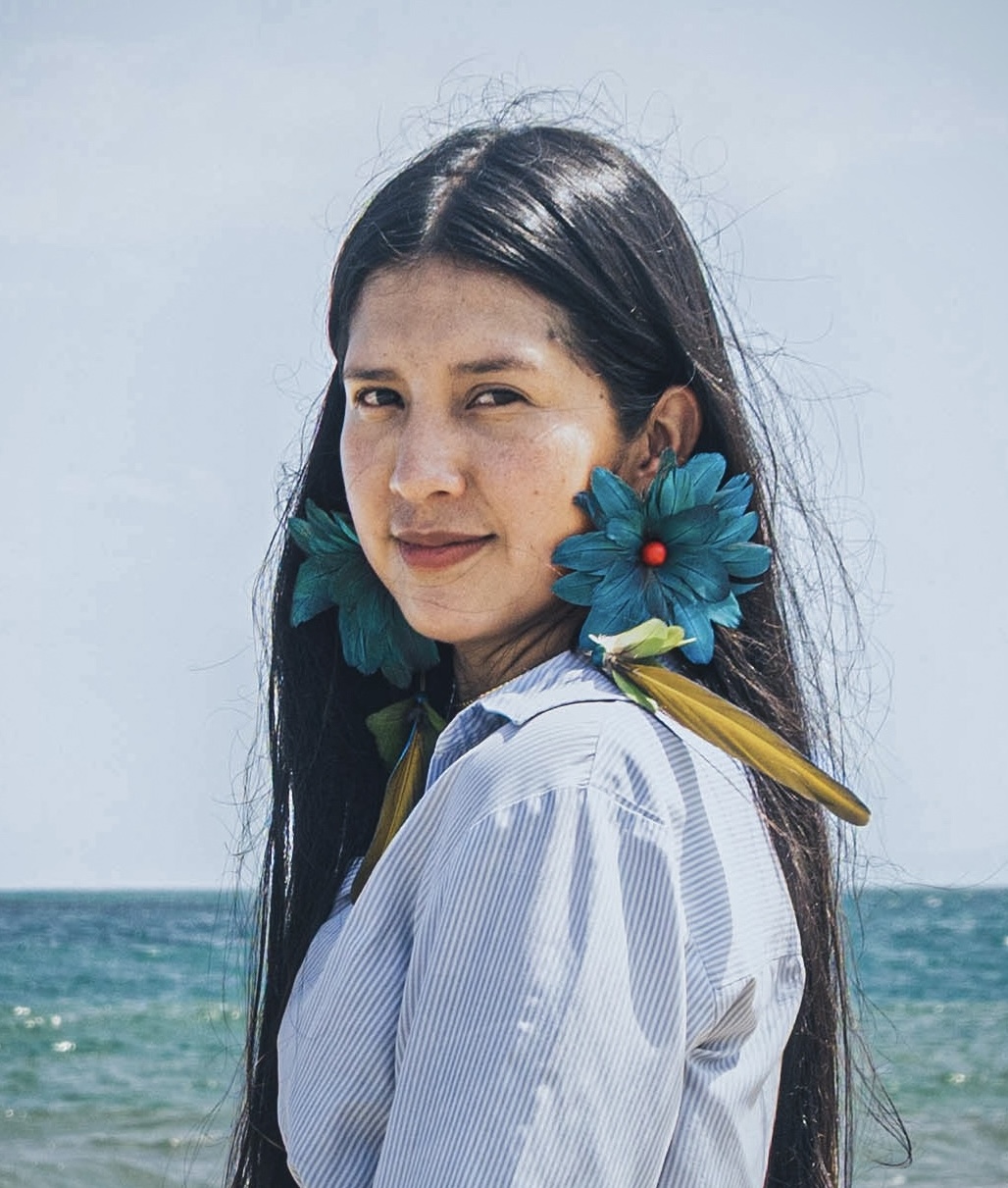 Indígena Bora–Uitoto del Amazonas. Comunicadora Social y Periodista. Con experiencia en periodismo étnico y territorial, estrategia de comunicación digital para entidades de gobierno y campañas políticas en Colombia. Ha trabajado en edición audiovisual y gestión de proyectos periodísticos con enfoque diferencial. Ha participado como vocera nacional e internacional en temas de derechos humanos, territoriales y ambientales de la Amazonía colombiana. Codirectora del cortometraje “El Canto del Maguaré. Palabra de Consejo de Dújdulli”.