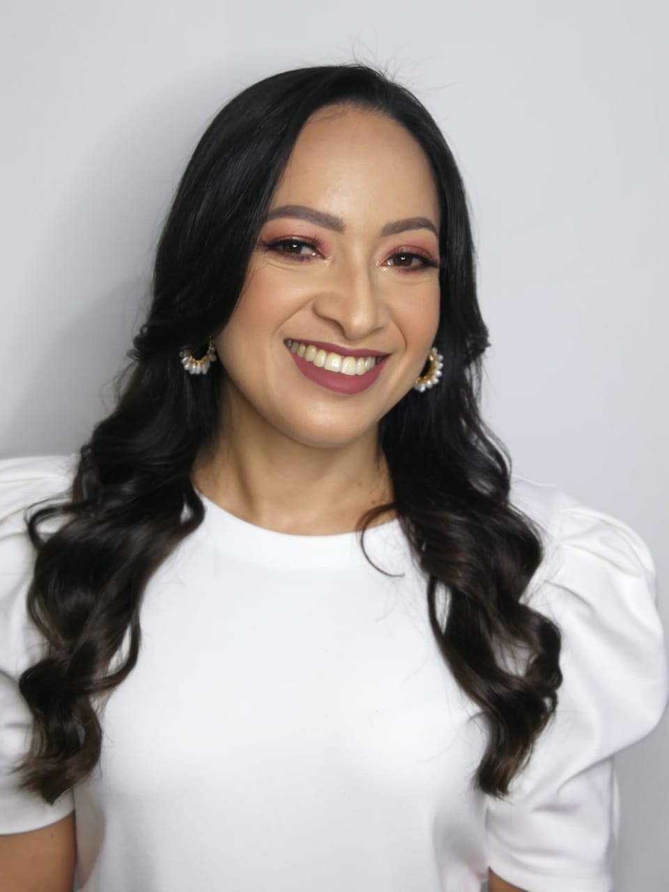 Comunicadora social y periodista. Especialista en Gobierno y Políticas Públicas, con un diplomado en escritura creativa. Con más de 15 años de experiencia en medios escritos y digitales. Se ha desempeñado como corresponsal de El Tiempo en La Guajira y Magdalena, redactora en el medio digital Seguimiento.co y actualmente es periodista de Colombiacheck, medio dedicado a la verificación de desinformación. Ha realizado investigaciones relacionadas con contratación pública, medio ambiente, conflicto armado y desinformación. Ha sido coautora de los libros Crónicas de El Tiempo y Memorias: 12 historias que nos deja la guerra de Consejo de Redacción. En 2022, obtuvo el Premio Nacional de
Periodismo Simón Bolívar en la categoría reportaje audio con el podcast ‘Bocas de Cataca: el
pueblo palafito que se queda sin agua’.

