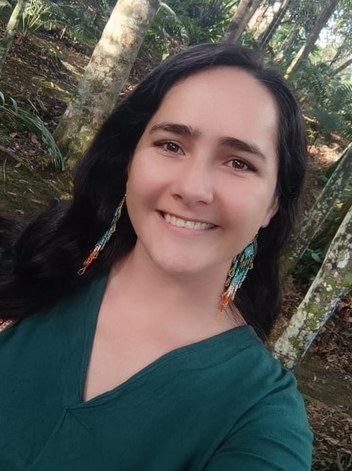 Comunicadora social y periodista radicada en la Amazonía colombiana. Cofundadora de La Minga Kiwe; este medio promueve la Escuela de Comunicación desde la Madre Tierra, un espacio de formación y creación de narrativas desde los territorios. Cocreadora de series periodísticas en América Latina, liderada por Agenda Propia. Integrante de la Red Tejiendo Historias. Su trabajo aborda conflictos socioambientales, conocimientos ancestrales, contaminación petrolera, transición energética, biodiversidad, pueblos indígenas y defensa territorial en Putumayo. Se ha desempeñado como tallerista, radialista y mentora editorial. Actualmente, acompaña procesos de comunicación, formación y divulgación del Sistema de Educación Indígena Propio (SEIP) del pueblo Inga del Putumayo, contribuyendo a visibilizar sus saberes, prácticas educativas y estrategias de pervivencia cultural y territorial.